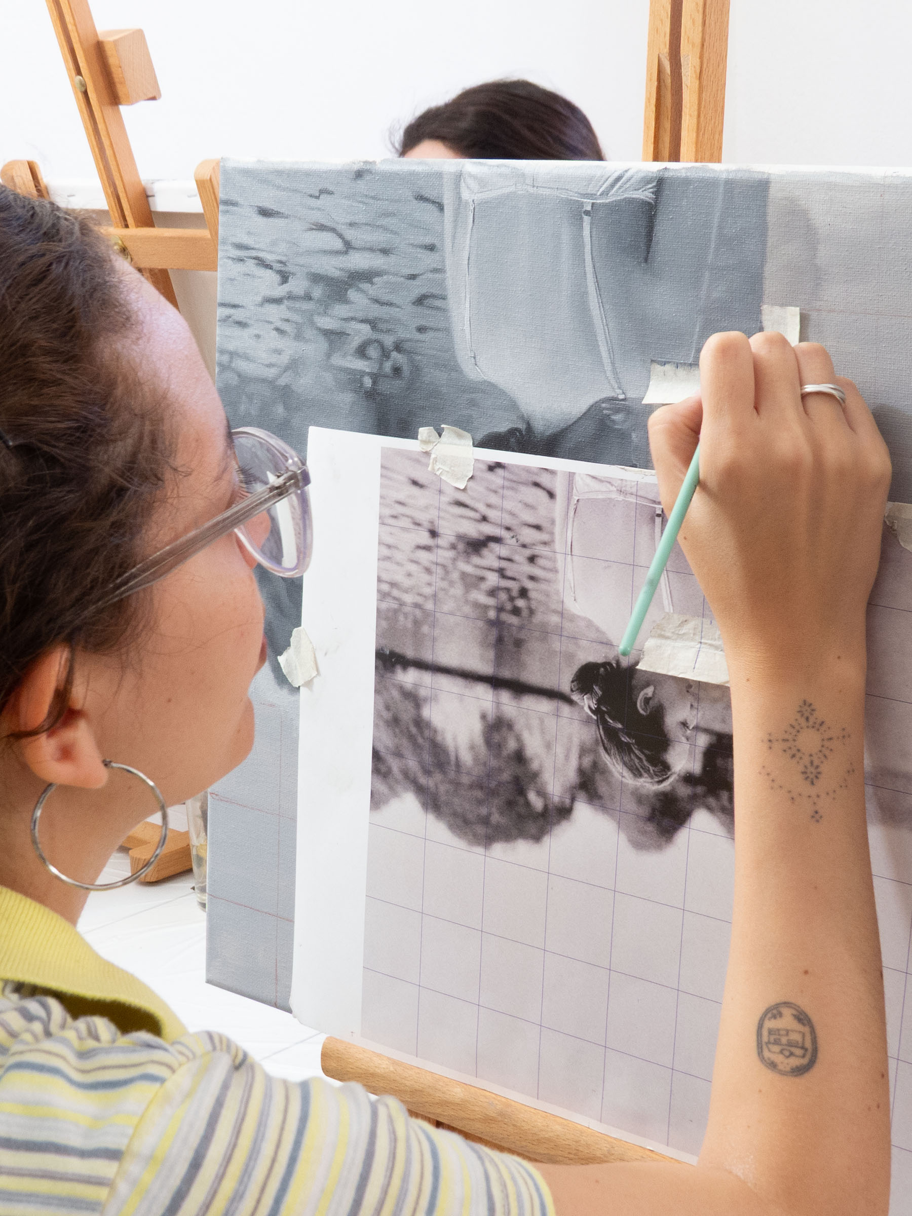 Estudiante desarrollando una obra en oleo